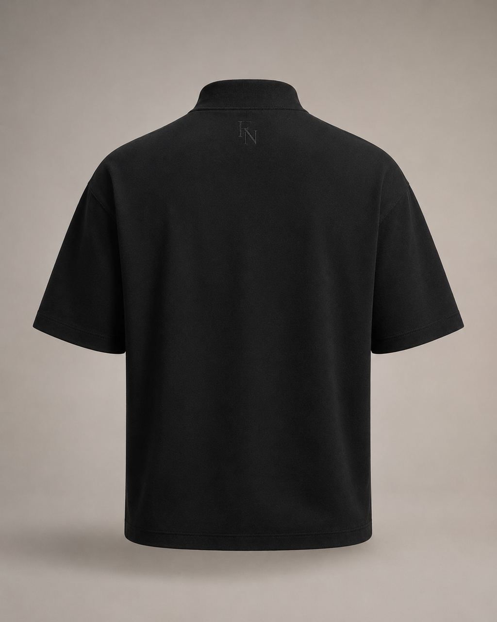 Playera negra FORM 01 vista posterior con monograma FN