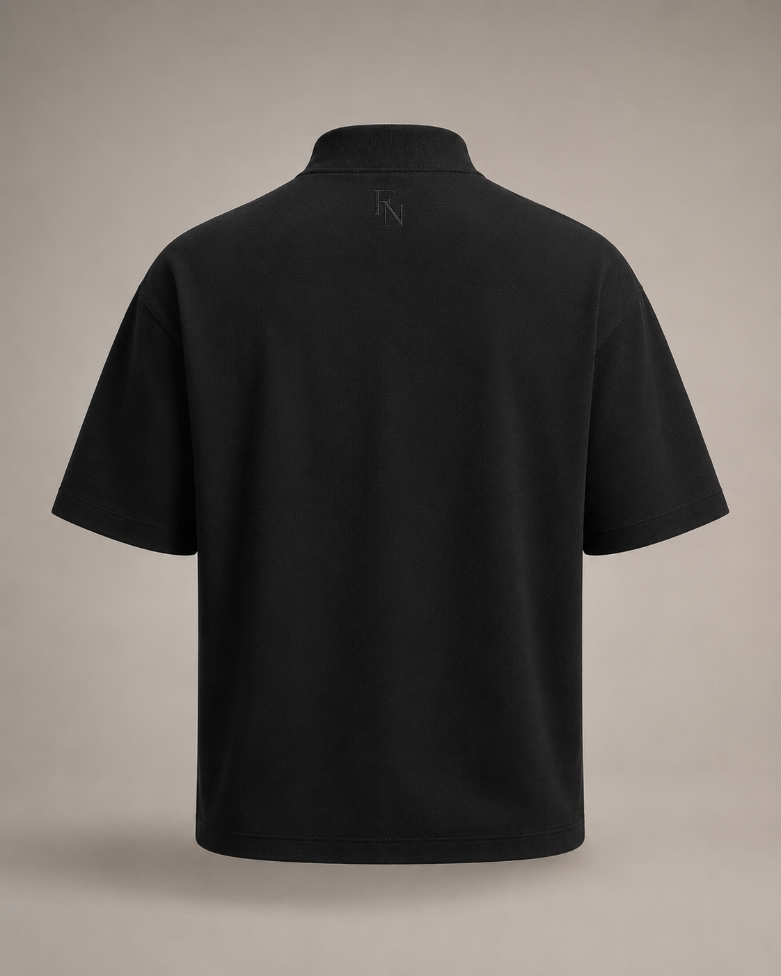 Playera negra FORM 01 vista posterior con monograma FN