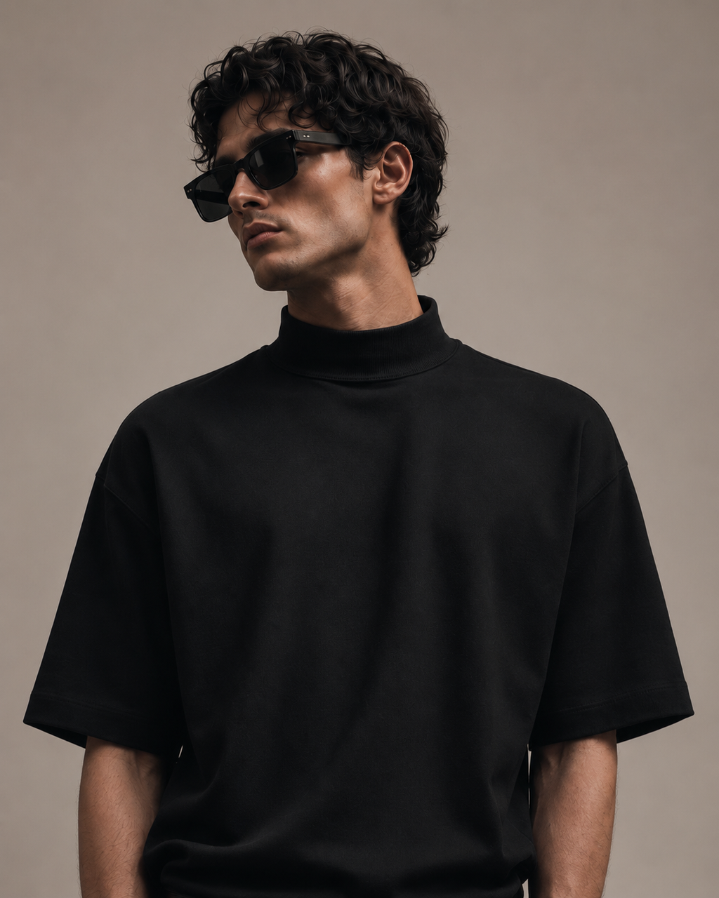 Detalle de cuello mock neck en playera negra FORM 01