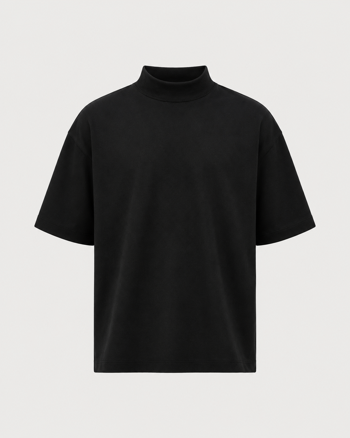 Vista frontal de playera oversized negra con cuello mock neck FVRZɅN