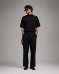 Modelo usando playera negra FVRZɅN FORM 01 de frente