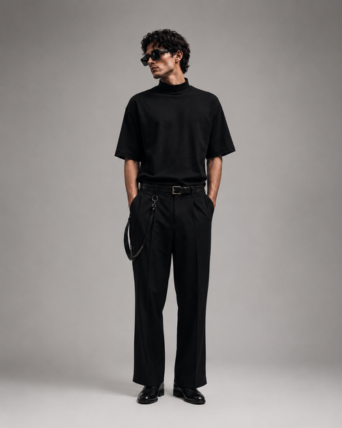 Modelo usando playera negra FVRZɅN FORM 01 de frente